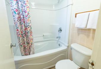 Choice Inn by the Falls has rooms with a private hot tub