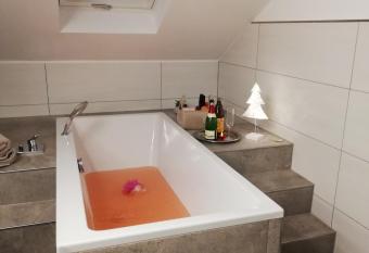 Emmerich s neu errichtete DG-Wohnung allows 18 year olds to book a room