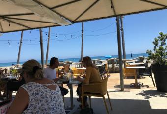 CHAMBRE HOTES CARPE DIEM allows 18 year olds to book a room