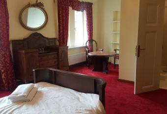 Pa  ac Kwilecki -AGROTURYSTYKA PREMIUM & SPA has rooms with a private hot tub