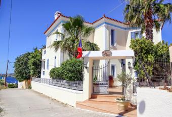 Chris Villa has Balcony rooms