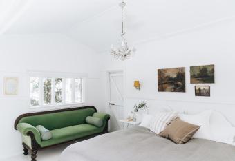 Jacks Garden Cottage at Poets Lodge has Balcony rooms