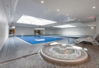 Apartament Nowa Marina has rooms with a private hot tub