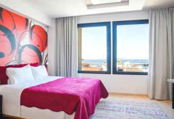 Thessaloniki Riviera View 3 allows 18 year olds to book a room