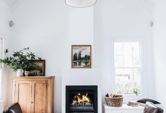 The Garden Loft at Poets Lodge has Balcony rooms