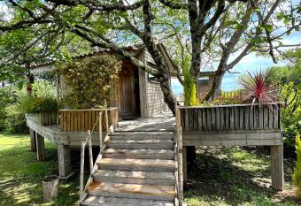 Cabane en bois climatis  e allows 18 year olds to book a room