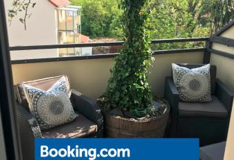Stadtdschungel FeWo mit Balkon has Balcony rooms