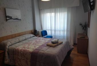 Alojamiento Cami  o Real allows 18 year olds to book a room