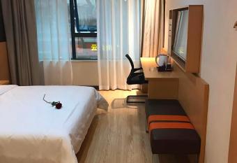 7 Days Premium Chongqing Jiangbei International Airport Branch allows 18 year olds to book a room