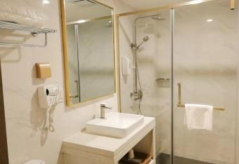 7Days Premium Xi an Railway Station Central Plaza Airport Bus Branch allows 18 year olds to book a room