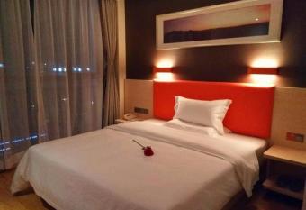 7Days Premium Chongqing Liangjiang New District Yufu Industrial Park Yuzui Branch allows 18 year olds to book a room