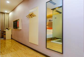 7Days Premium Chongqing Jiefangbei Pedestrian Street Branch allows 18 year olds to book a room