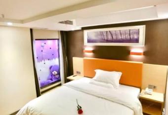 7Days Premium Chongqing Jiangbei International Airport Lushan Light Rail Station Branch allows 18 year olds to book a room