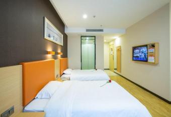 7Days Premium Chongqing West Station Branch allows 18 year olds to book a room