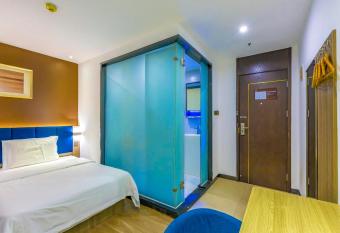 7 Days Premium Beijing Tiananmen Branch allows 18 year olds to book a room