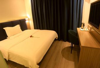 7Days Premium Shenzhen High Speed Rail North Station Minzhi Branch allows 18 year olds to book a room