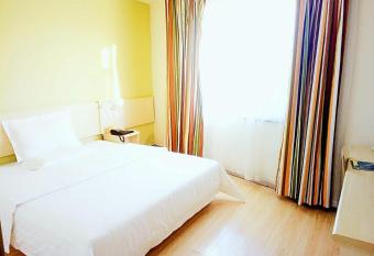 7Days Inn Tianjin Binhai Bus Station North China Ceramic Shop Branch allows 18 year olds to book a room