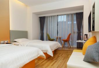 7Days Inn Chongqing Banan Yudong Pedestrian Street Duhuili Branch allows 18 year olds to book a room