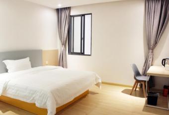 7Days Inn Chongqing Longtou Temple North Train Station North Plaza Branch allows 18 year olds to book a room