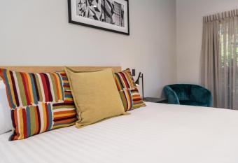 AVENUE MOTEL APARTMENTS allows 18 year olds to book a room