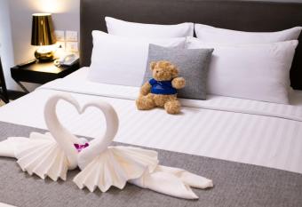 S Ratchada Leisure Hotel - SHA PLUS has rooms with a private hot tub