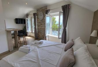 Old Town Sea Front M&M Apartment Kor  ula allows 18 year olds to book a room