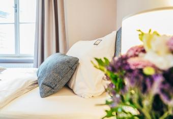 Wachau-Living allows 18 year olds to book a room