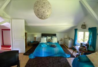 Le Loft au-dessus des Pins allows 18 year olds to book a room