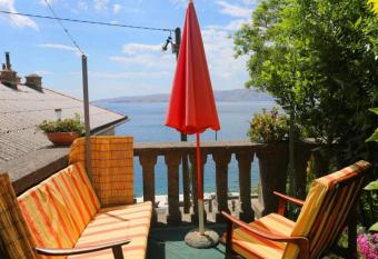 Bura has Balcony rooms