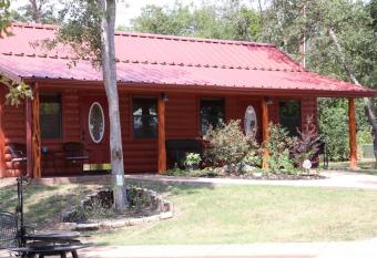 Cabin 1 Rental 15 minutes from Magnolia and Baylor allows 18 year olds to book a room