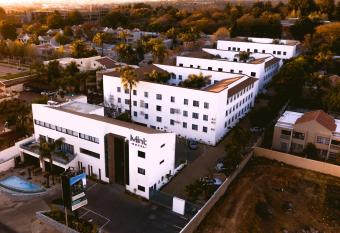 MINT Hotel 84 on Katherine has rooms with a private hot tub