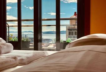 Arag  n148 By Vigovacaciones allows 18 year olds to book a room