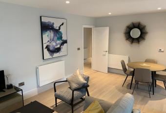 Heathrow North Apartments by Charles Hope has Balcony rooms