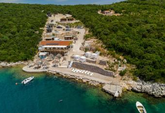 Feral Beach has Balcony rooms