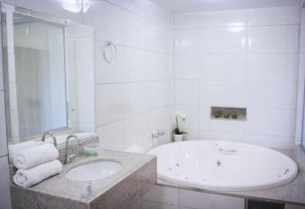 HOTEL VINTE UM has rooms with a private hot tub