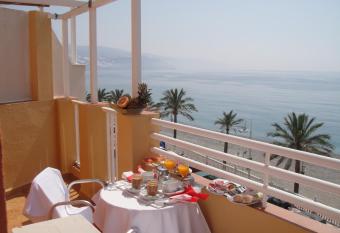 HOSTAL COSTA SOL allows 18 year olds to book a room