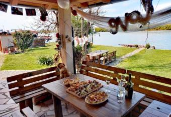 Vila Maza has Balcony rooms