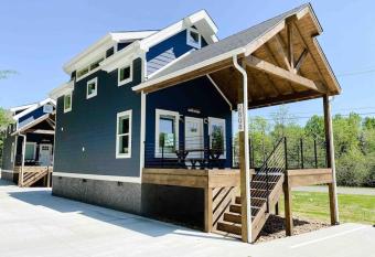 Cozy Smoky Mountain Tiny House has Balcony rooms