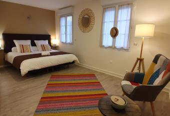 Les Chambres de LA MARINA aux Mureaux has Balcony rooms