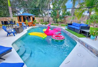 Urban Oasis Withhot Tub has Balcony rooms