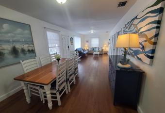 La Villa Azul - A Beachy Stay in Miami allows 18 year olds to book a room