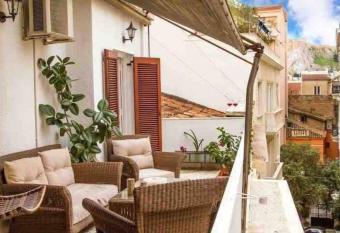 Elegant designed Apt and OpenAirHOT TUB-AcropolisView has rooms with a private hot tub