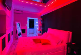 La grotta sul mare allows 18 year olds to book a room