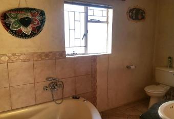 House, Cottage and Contractors Manor has rooms with a private hot tub