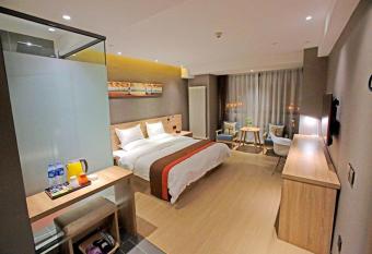 JUN Hotels He nan Anyang Wenfeng Wanda Plaza allows 18 year olds to book a room