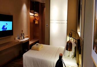 Kyriad Marvelous Hotel No2. QianjinRoad Baoan Shenzhen allows 18 year olds to book a room