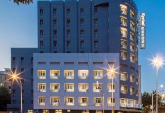 Kyriad Marvelous Hotel Shanghai Daning lnternational Plaza allows 18 year olds to book a room