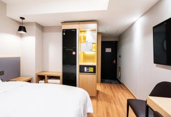 LALA VIANCO BUSINESS Hotel has rooms with a private hot tub