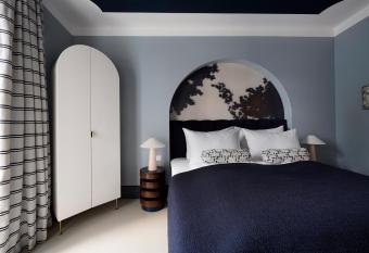 numa I Maximilian allows 18 year olds to book a room