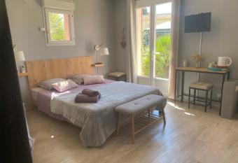 Chambre d   h  tes vaucluse allows 18 year olds to book a room